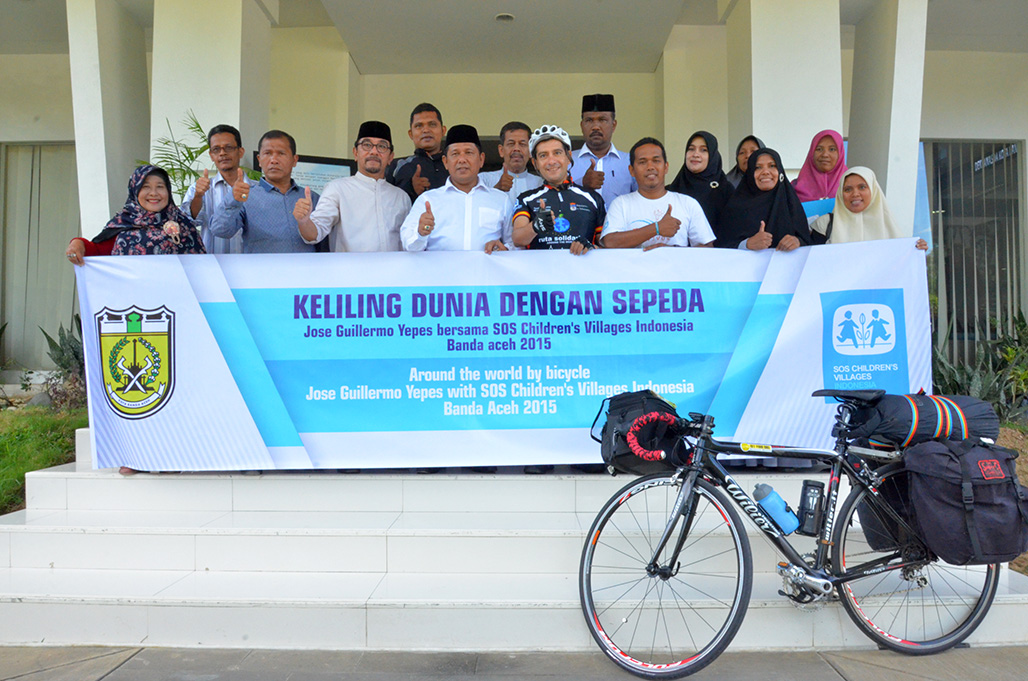 Foto Pelepasan Jose Guillermo Yepes Sepeda Keliling Dunia 